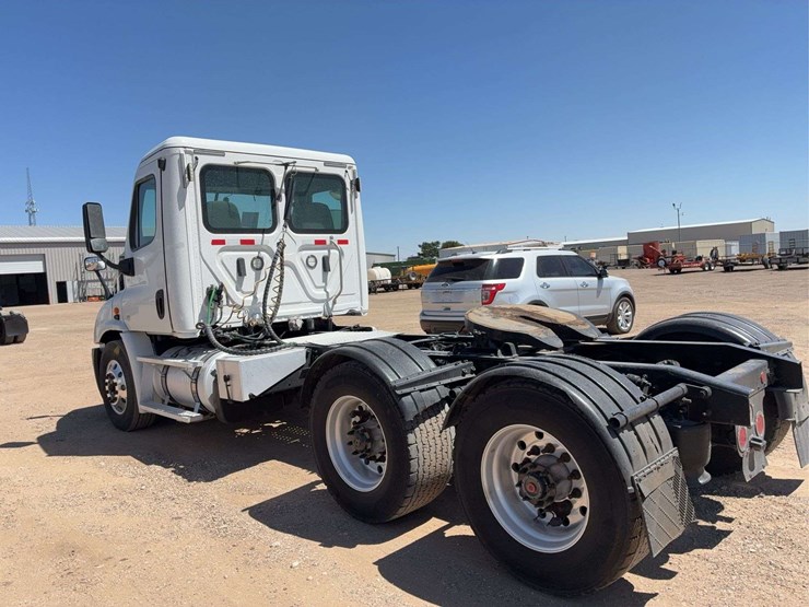 2019-freightliner-cascadia-113-image-4