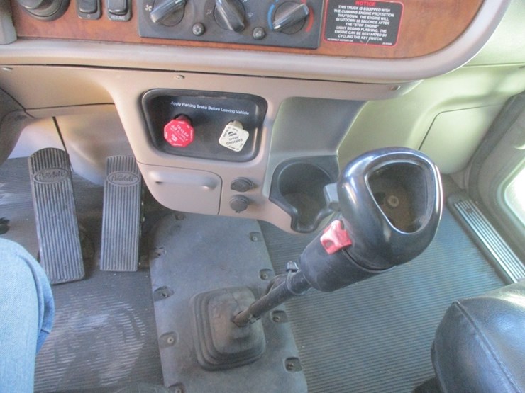 2008-peterbilt-367-image-10