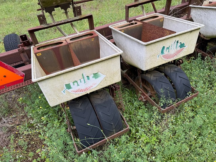 #519-•-6-row-cole-twin-row-planter-image-4