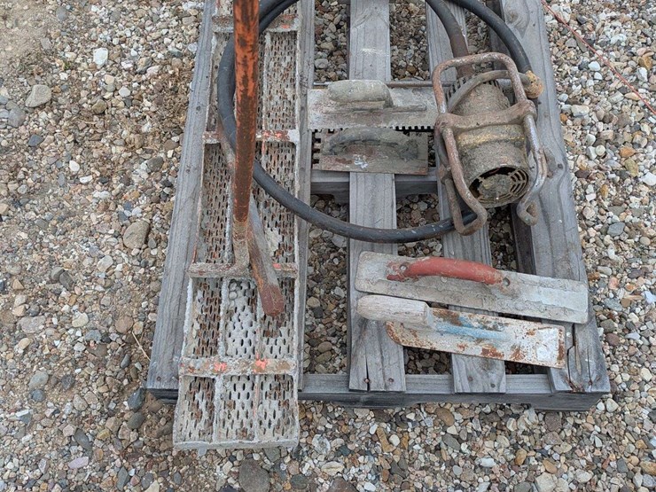 concrete-vibrator,-trowels,-and-walking-tamper-image-3