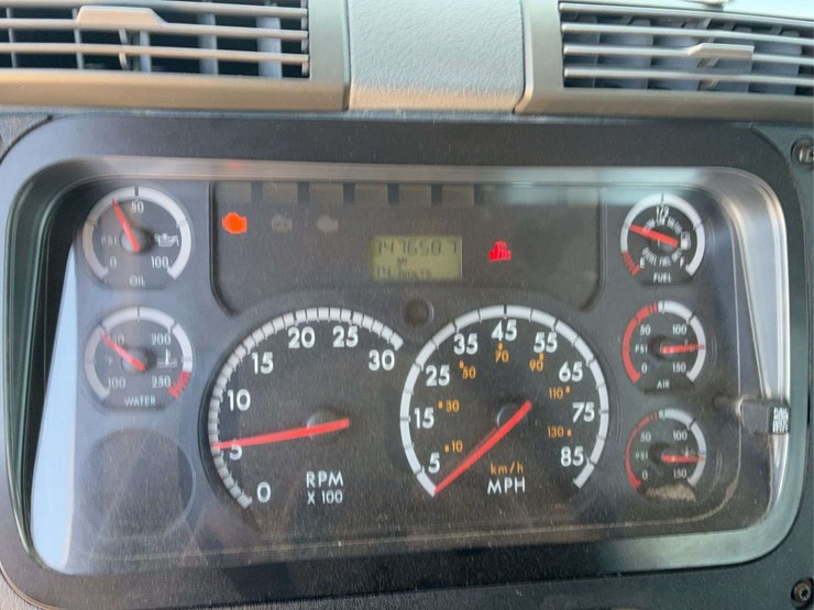 2010-freightliner-cascadia-113-image-29
