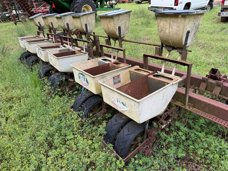 #519-•-6-row-cole-twin-row-planter-image-5