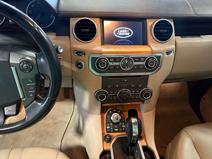 2013-land-rover-lr4-image-16