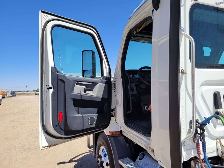 2019-freightliner-cascadia-116-image-18