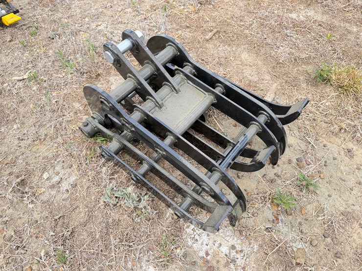 #605-•-16"-mini-excavator-thumb-attachment-image-2