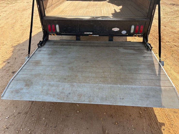 2021-isuzu-npr-image-18