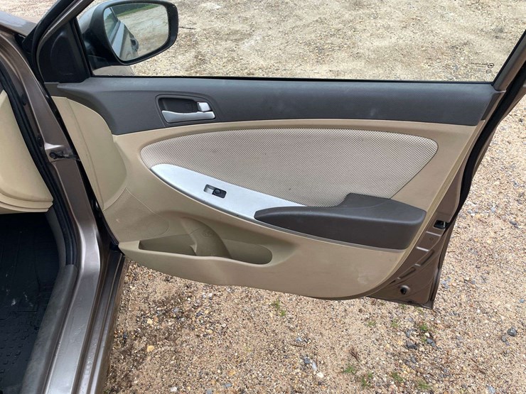 2012-hyundai-accent-4-door-sedan-(155,416-miles)-image-17
