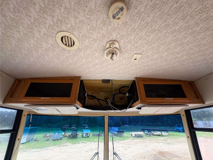 2003-winnebago-"brave"-motor-home-(12,893-miles-showing)-image-19