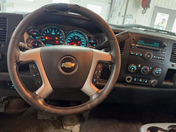 2014-chevrolet-silverado-2500hd-image-16