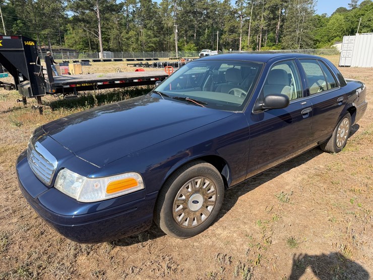 #552-•-2004-ford-crown-victoria-image-1