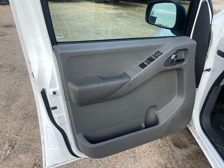 2012-nissan-frontier-sv-image-9