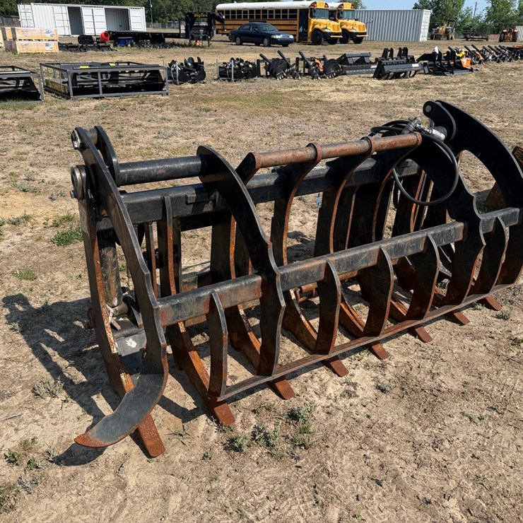 #558 • John Deere RR72 – 6’ Skid Steer Hydraulic Grapple