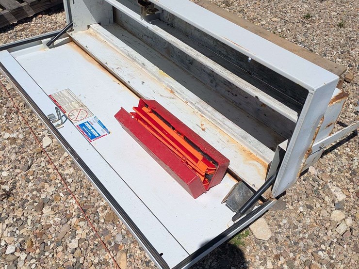 weather-guard-truck-toolbox-+-emergency-triangles-image-4