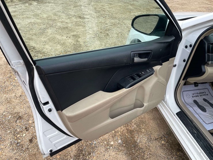 2014-toyota-camry-le-4-door-sedan-(169,990-miles)-image-9