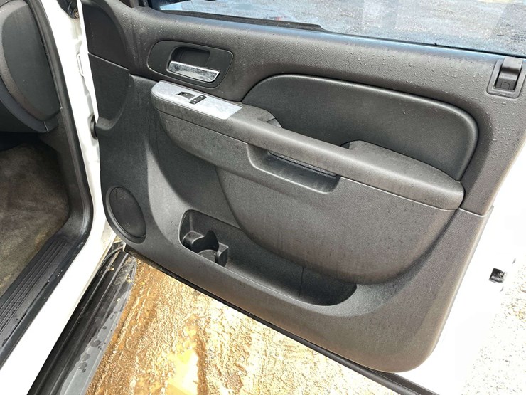 2010-chevrolet-tahoe-image-17