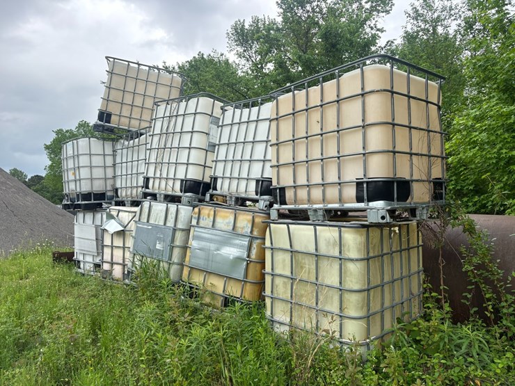 #23983-•-lot-of-(13)-poly-tanks-w/-cage-image-2