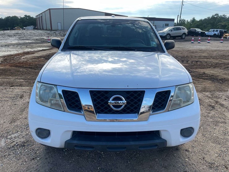 2012-nissan-frontier-sv-image-5