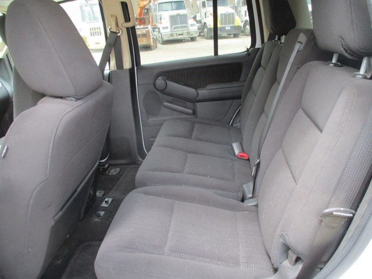 2010-ford-explorer-xlt-image-8