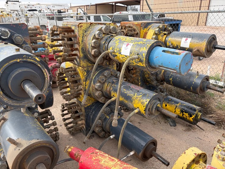 (3x$)-(3)-7-1/16”-15k-hydraulic-frac-valves-image-1
