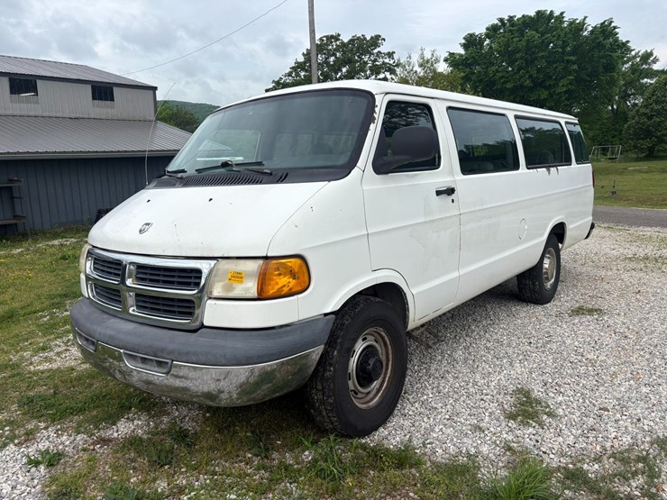 2000-dodge-ram-van-image-1