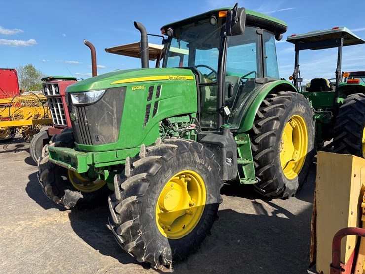 2020-john-deere-6105e-image-1