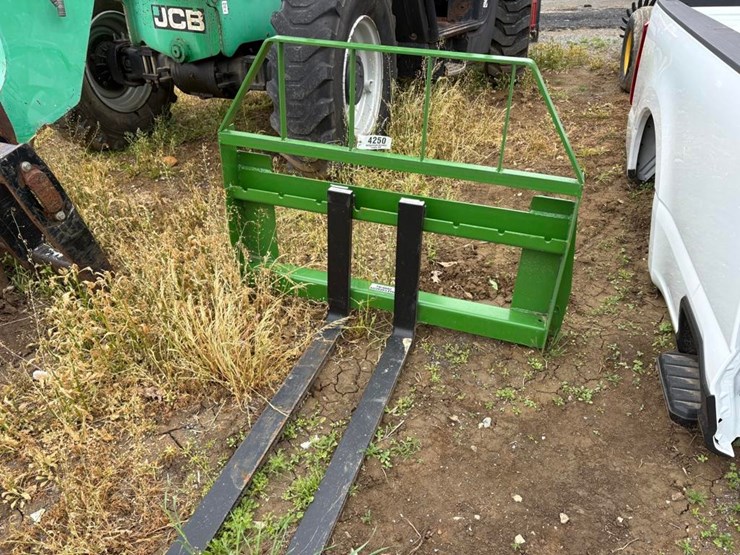 john-deere-kivel-pallet-fork-attachment-image-1