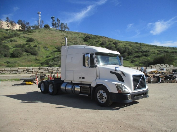 2015-volvo-10-image-2