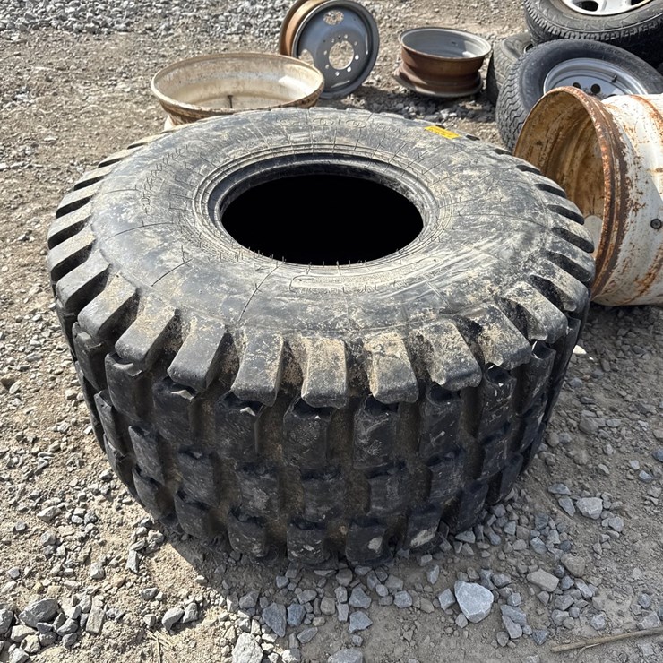 #40806 • (1) 21.5 x16.1 Tire INV# 40806