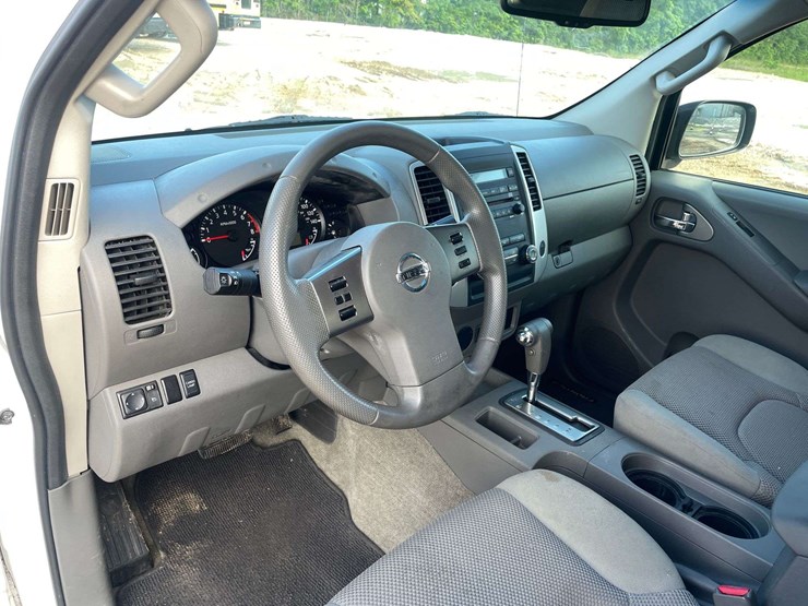 2012-nissan-frontier-sv-image-11