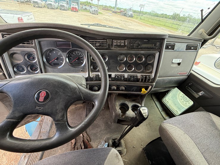 2011-kenworth-t800-image-17
