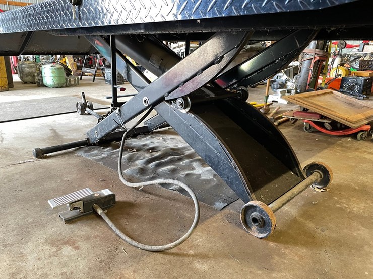 #1813-•-direct-lift-motorcycle/atv-air-actuated-lift-table-image-10