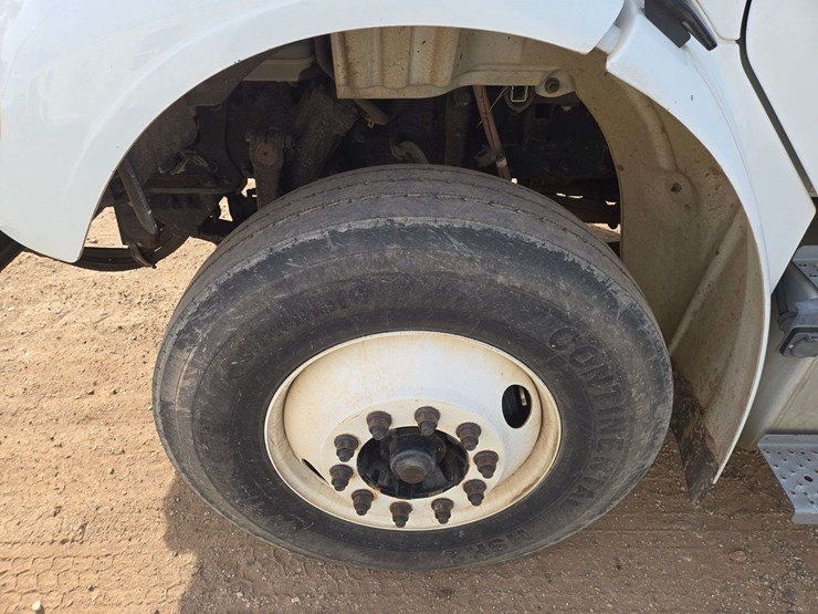 2013-freightliner-m2-106-image-12