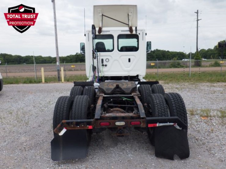 2019-freightliner-cascadia-126-image-10