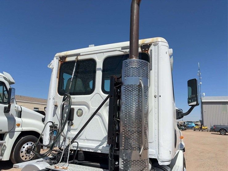 2010-freightliner-cascadia-113-image-10