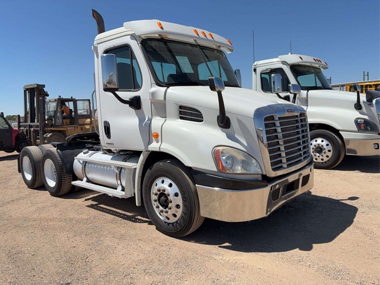 2010-freightliner-cascadia-113-image-2