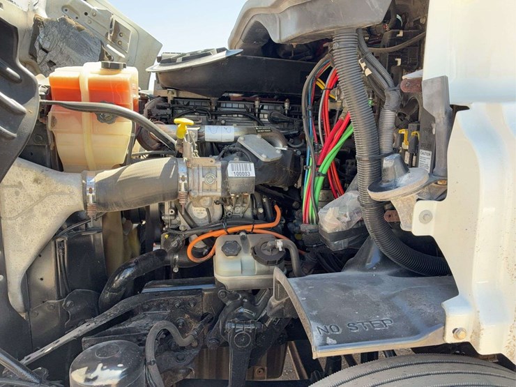 2010-freightliner-cascadia-113-image-35