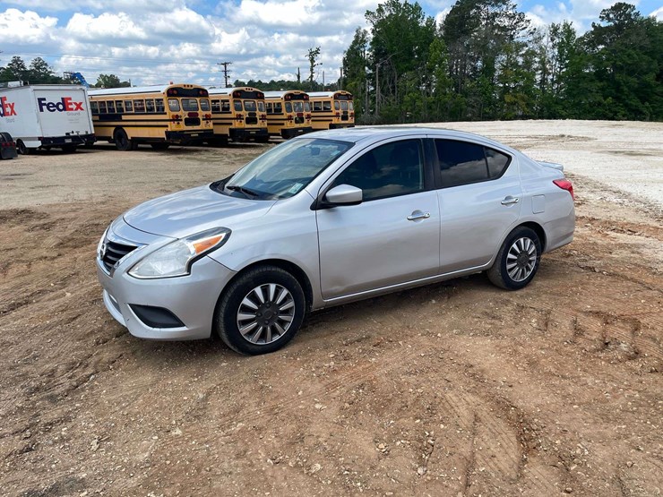 2017-nissan-versa-sv-4-door-sedan-(191,051-miles)-image-1