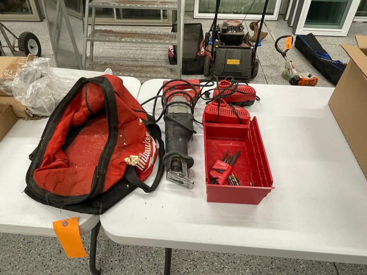 #8615-•-milwaukee-corded-sawzall-image-1