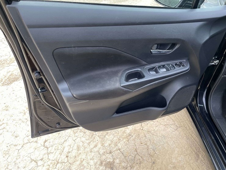 2021-nissan-versa-sv-4-door-sedan-(131,852-miles)-image-9