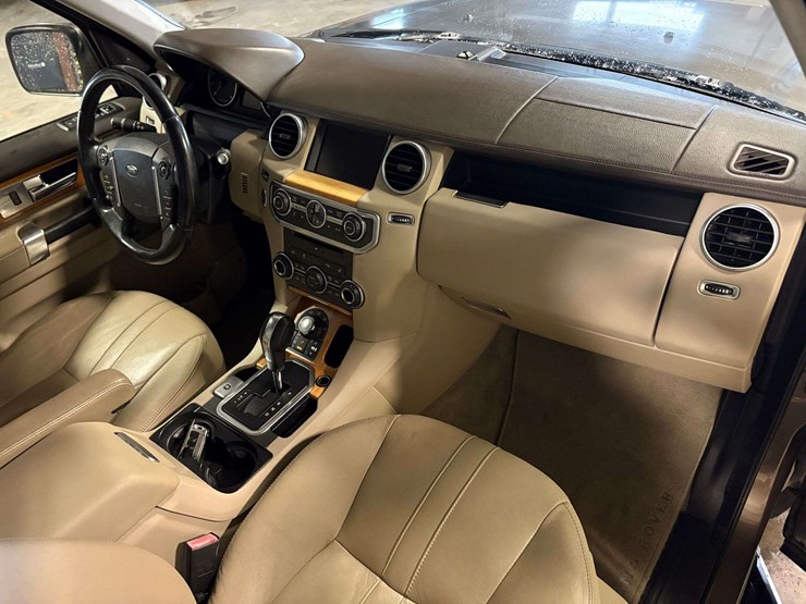 2013-land-rover-lr4-image-33