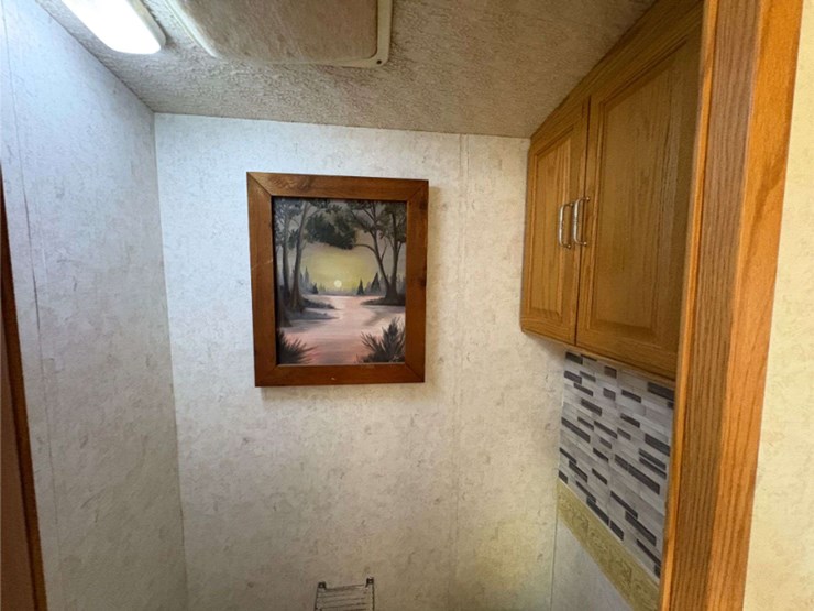 2003-winnebago-"brave"-motor-home-(12,893-miles-showing)-image-33