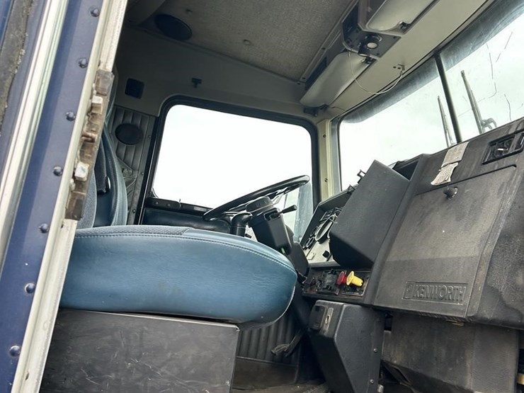 1999-kenworth-t600-image-50