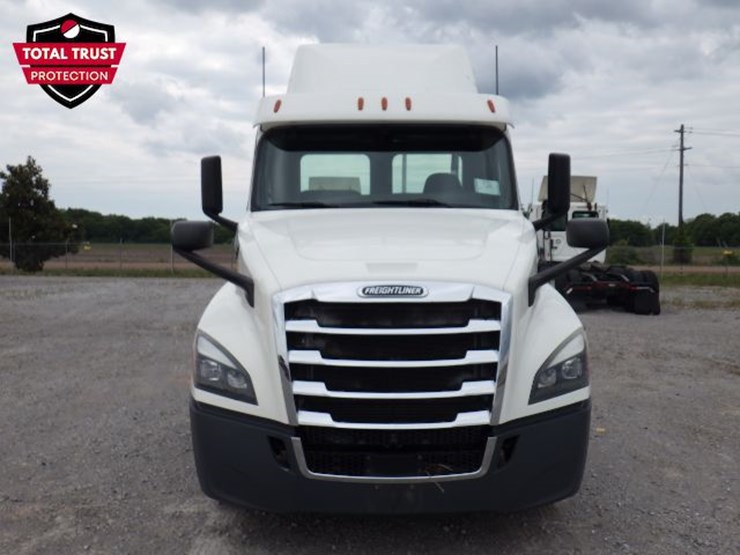 2019-freightliner-cascadia-126-image-2