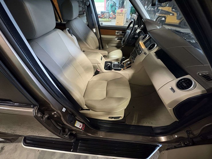 2013-land-rover-lr4-image-32