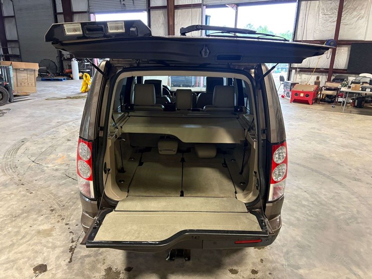 2013-land-rover-lr4-image-24