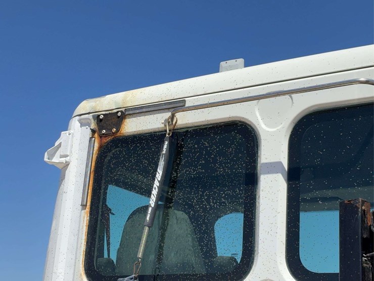 2010-freightliner-cascadia-113-image-11