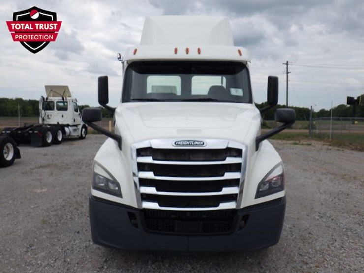 2019-freightliner-cascadia-126-image-2