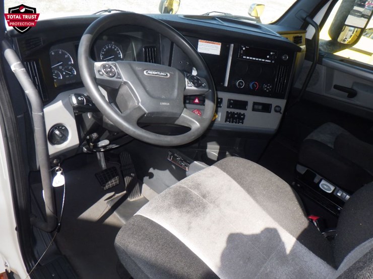 2022-freightliner-cascadia-126-image-16