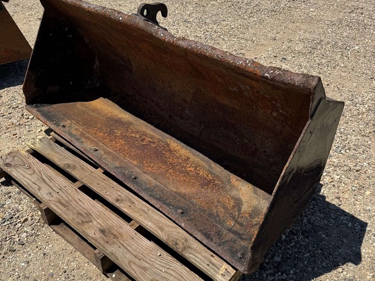 heavy-duty-5'-skid-steer-bucket-w/-replaceable-cutting-edge-image-4
