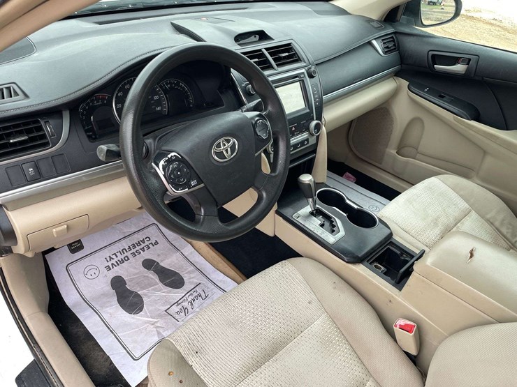 2014-toyota-camry-le-4-door-sedan-(169,990-miles)-image-11
